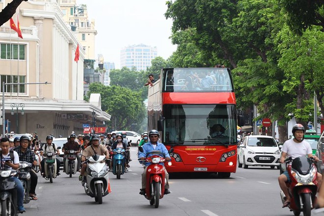 Clip: Trải nghiệm chuyến xe buýt 2 tầng mui trần đầu tiên tại Hà Nội - Ảnh 3.