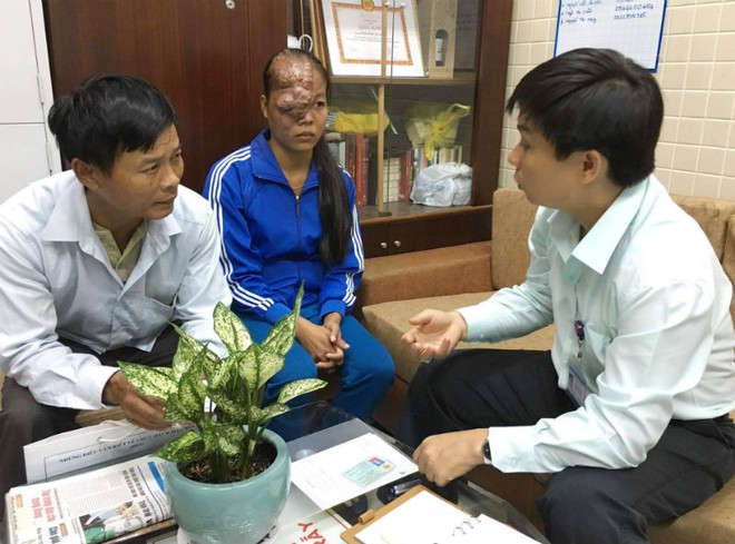 Bệnh viện khước từ c&ocirc; g&aacute;i mang khu&ocirc;n mặt dị dạng - Ảnh 1.