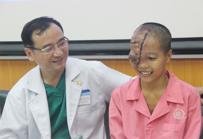 Bệnh viện khước từ c&ocirc; g&aacute;i mang khu&ocirc;n mặt dị dạng - Ảnh 2.