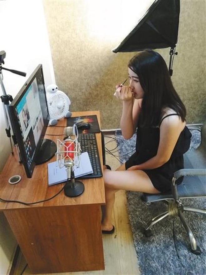 Mặt tr&aacute;i của những nh&agrave; m&aacute;y sản xuất hot girl cho ng&agrave;nh c&ocirc;ng nghiệp livestream Trung Quốc - Ảnh 1.