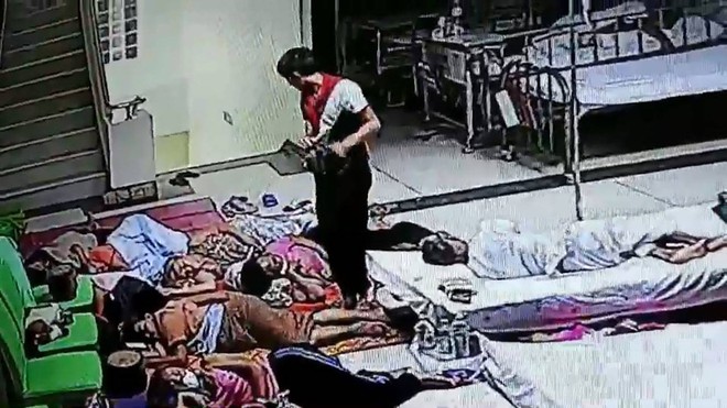 Đi chăm chồng điều trị trong bệnh viện, người phụ nữ bị kẻ trộm m&oacute;c mất gần 30 triệu đồng - Ảnh 1.