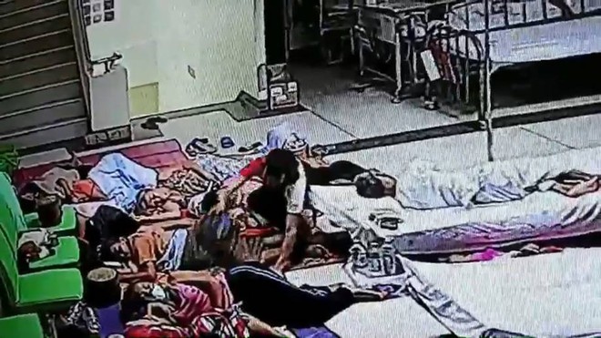 Đi chăm chồng điều trị trong bệnh viện, người phụ nữ bị kẻ trộm m&oacute;c mất gần 30 triệu đồng - Ảnh 2.