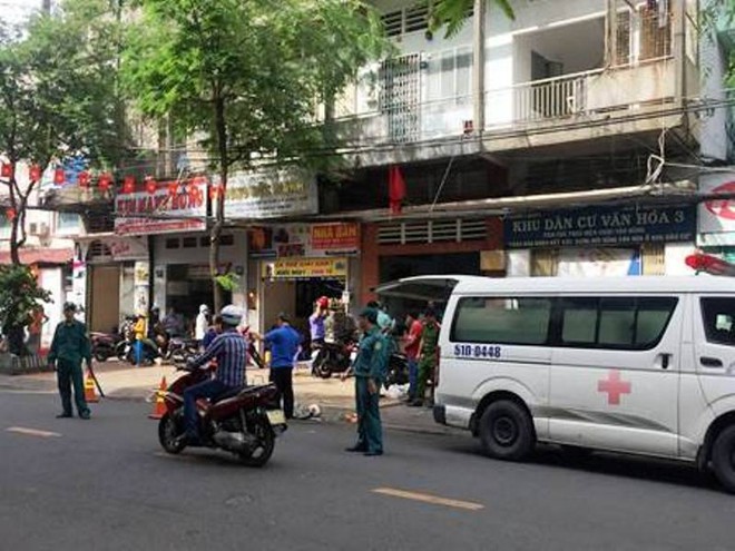 TP. HCM: Lao v&agrave;o xe tải, người đ&agrave;n &ocirc;ng nguy kịch, xe m&aacute;y g&atilde;y n&aacute;t giữa đường - Ảnh 1.