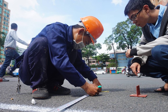 Bắt đầu tiến hành đại trùng tu Nhà thờ Đức Bà 140 tuổi ở Sài Gòn - Ảnh 1.