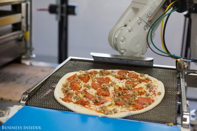 Kh&ocirc;ng chỉ phục vụ nh&agrave; h&agrave;ng, kh&aacute;ch sạn, giờ robot c&ograve;n c&oacute; thể l&agrave;m b&aacute;nh pizza hết sức xuất sắc - Ảnh 1.