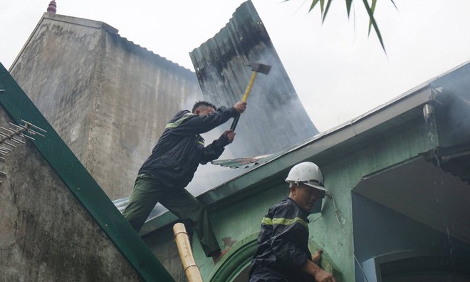B&eacute; g&aacute;i 9 tuổi nhanh tr&iacute; dắt 2 em tho&aacute;t đ&aacute;m ch&aacute;y - Ảnh 1.
