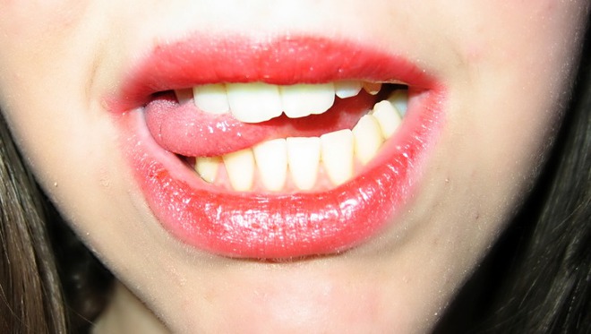 Khoang miệng nhiều vi khuẩn là thế nhưng sao vết thương cắn vào lưỡi lại không bị nhiễm trùng? - Ảnh 1.