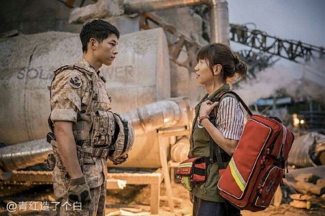 Mải ch&uacute;c mừng đ&ocirc;i Song - Song, người ta đ&atilde; qu&ecirc;n mất c&oacute; một &ldquo;nam ch&iacute;nh&rdquo; Lee Kwang Soo b&ecirc;n đời Song Joong Ki như thế! - Ảnh 2.