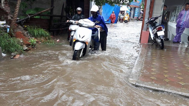 Mưa trút xuống Hà Nội vào giữa trưa, một số tuyến đường ngập sâu - Ảnh 2.