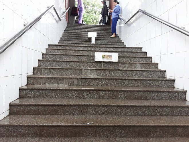 Mưa tr&uacute;t xuống H&agrave; Nội v&agrave;o giữa trưa, một số tuyến đường ngập s&acirc;u - Ảnh 6.