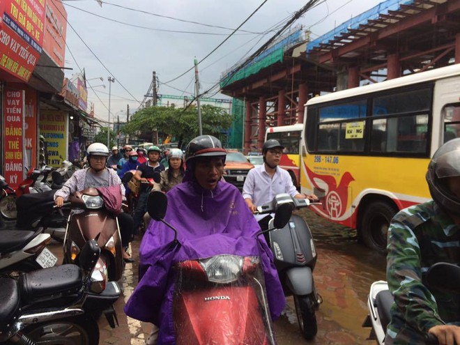 Mưa tr&uacute;t xuống H&agrave; Nội v&agrave;o giữa trưa, một số tuyến đường ngập s&acirc;u - Ảnh 3.
