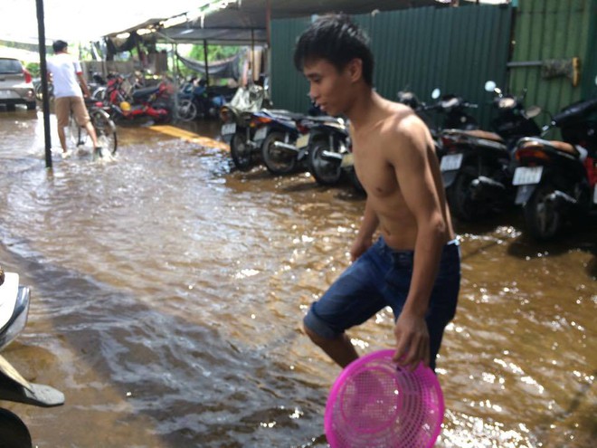 Mưa tr&uacute;t xuống H&agrave; Nội v&agrave;o giữa trưa, một số tuyến đường ngập s&acirc;u - Ảnh 9.
