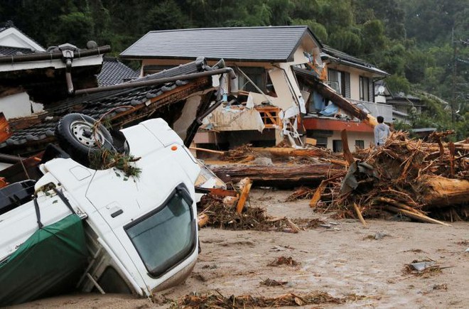 Nhật Bản: Mưa lũ tàn phá khu vực Tây Nam, 400.000 người sơ tán khẩn cấp - Ảnh 1.