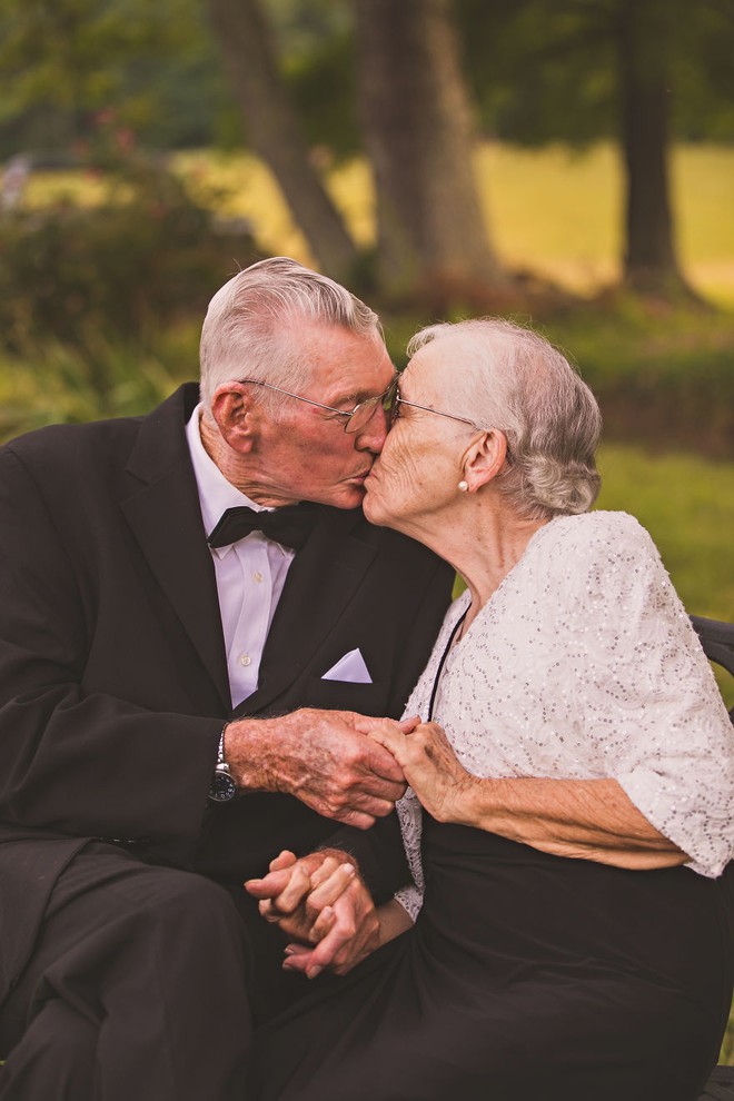 Mối tình già son sắt của cặp vợ chồng trong bộ ảnh kỉ niệm 65 năm ngày cưới khiến ai cũng thầm ao ước - Ảnh 2.