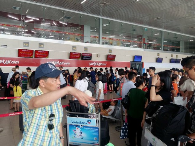 Hành khách ném hành lý vào mặt nhân viên hàng không - Ảnh 1.