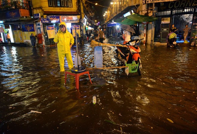 Hà Nội: Mưa lớn bất ngờ dội xuống, phố ẩm thực Tống Duy Tân ngập nặng - Ảnh 11.