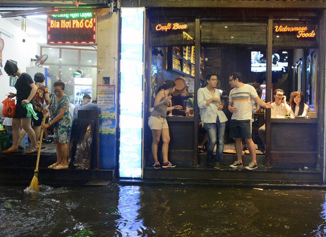 Hà Nội: Mưa lớn bất ngờ dội xuống, phố ẩm thực Tống Duy Tân ngập nặng - Ảnh 13.