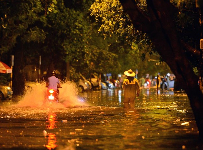 Hà Nội: Mưa lớn bất ngờ dội xuống, phố ẩm thực Tống Duy Tân ngập nặng - Ảnh 7.