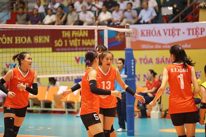 VTV Cup: Kim Huệ tỏa s&aacute;ng, nữ Việt Nam thắng tưng bừng - Ảnh 2.