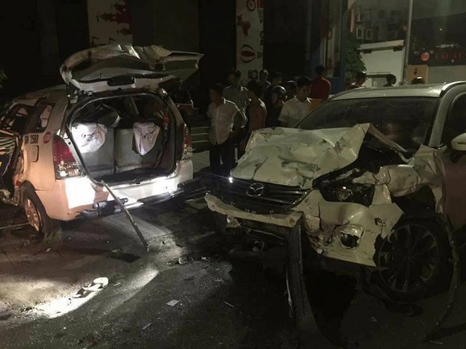 Taxi bị t&ocirc;ng văng nhiều v&ograve;ng, nữ h&agrave;nh kh&aacute;ch tử nạn - Ảnh 2.