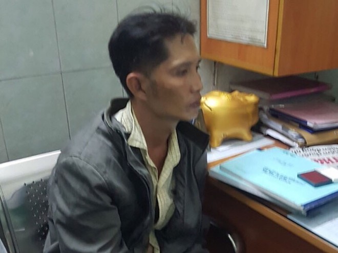 3 mẹ con quỳ lạy t&ecirc;n cướp c&oacute; dao xin tha mạng ở TP.HCM - Ảnh 1.