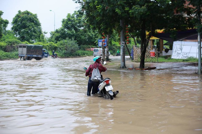 Mưa lớn trút xuống Hà Nội, đại lộ Thăng Long ngập trong biển nước - Ảnh 6.