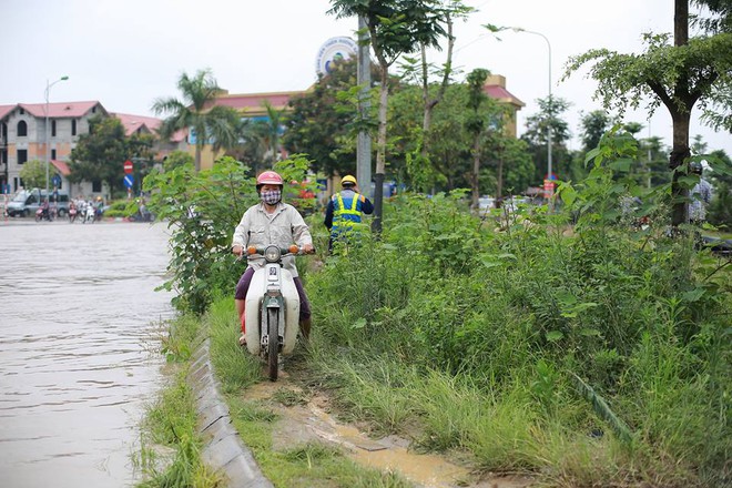 Mưa lớn tr&uacute;t xuống H&agrave; Nội, đại lộ Thăng Long ngập trong biển nước - Ảnh 5.