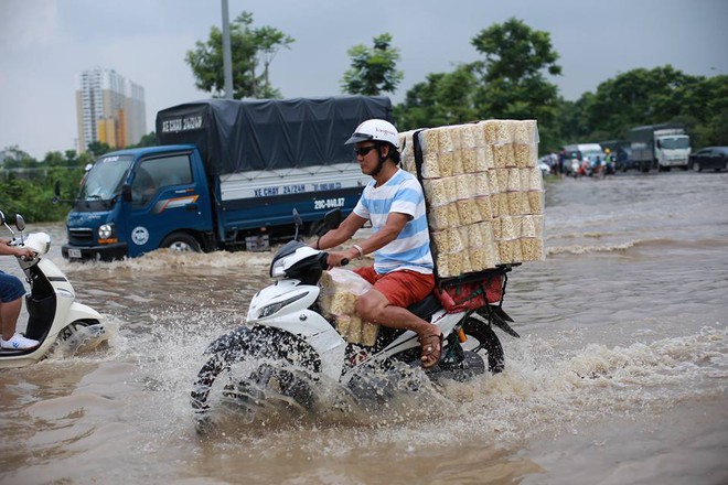 Mưa lớn trút xuống Hà Nội, đại lộ Thăng Long ngập trong biển nước - Ảnh 8.