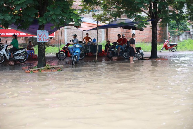 Mưa lớn tr&uacute;t xuống H&agrave; Nội, đại lộ Thăng Long ngập trong biển nước - Ảnh 10.