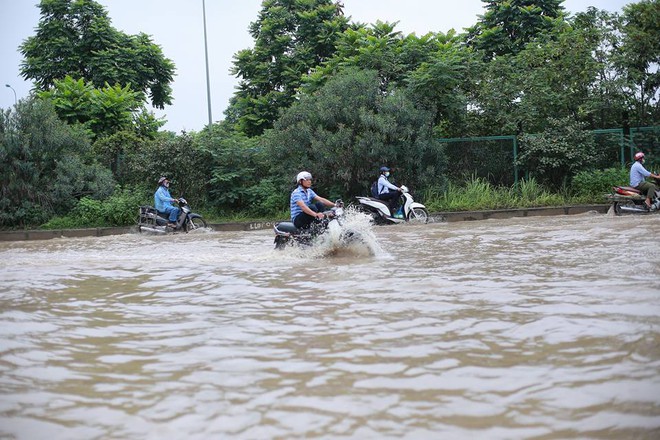 Mưa lớn tr&uacute;t xuống H&agrave; Nội, đại lộ Thăng Long ngập trong biển nước - Ảnh 11.