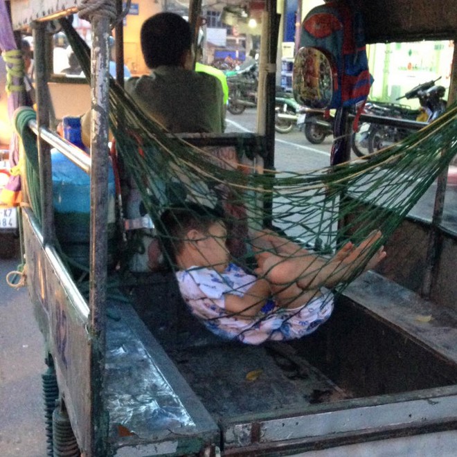 H&igrave;nh ảnh x&uacute;c động: Giấc ngủ ngon l&agrave;nh của cậu b&eacute; tr&ecirc;n chiếc v&otilde;ng ph&iacute;a sau xe ba g&aacute;c của bố - Ảnh 2.
