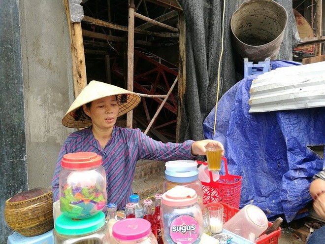 Con gái chủ quán trà đá: “Mẹ tôi suy sụp vì quán bị đóng cửa, sẽ làm đơn yêu cầu salon tóc bồi thường” - Ảnh 4.