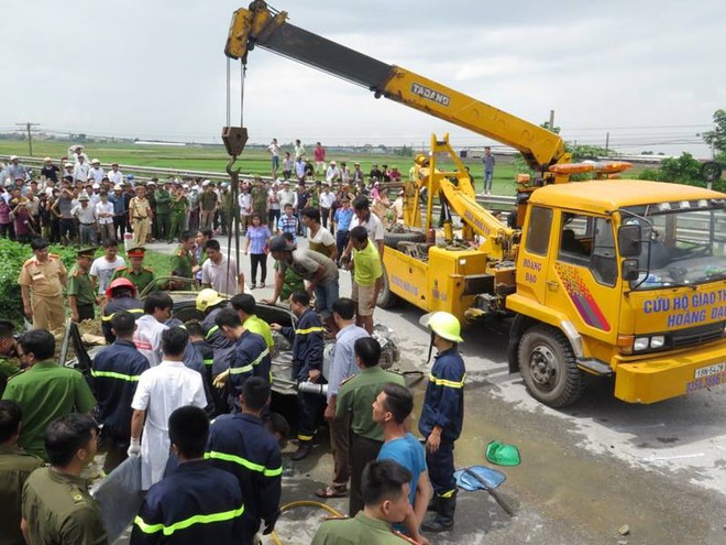 Nam Định: Xe tải chở đất lật nghiêng đè xe con bẹp dúm, tài xế tử vong thương tâm - Ảnh 3.