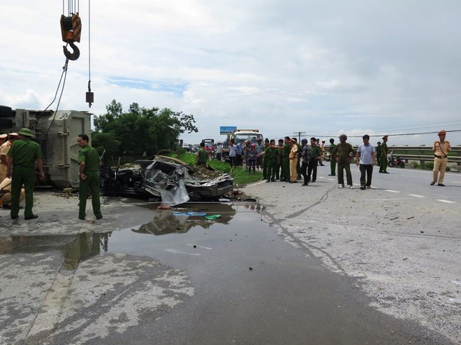 Nam Định: Xe tải chở đất lật nghiêng đè xe con bẹp dúm, tài xế tử vong thương tâm - Ảnh 2.