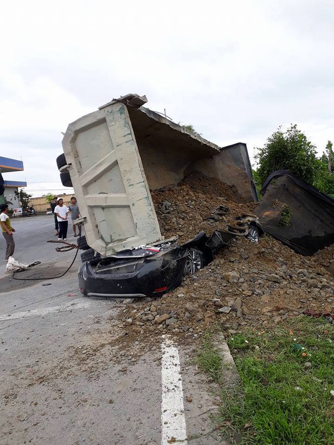 Nam Định: Xe tải chở đất lật nghiêng đè xe con bẹp dúm, tài xế tử vong thương tâm - Ảnh 1.