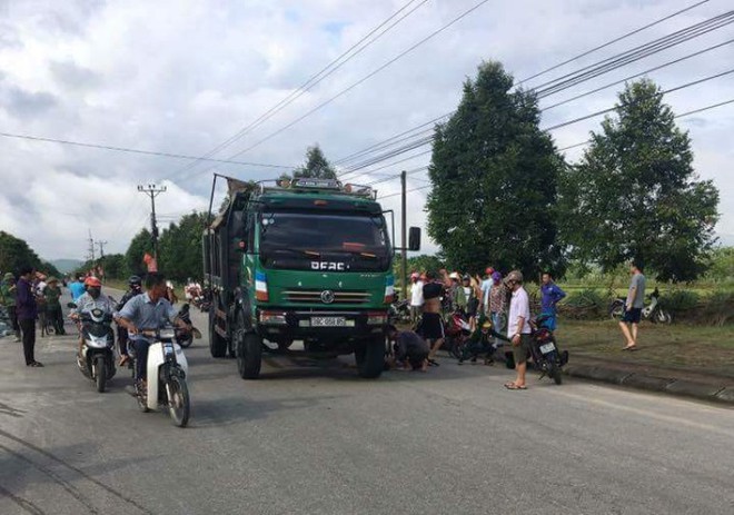 Ngã ra đường sau va chạm, 3 người bị xe tải cán thương vong - Ảnh 1.