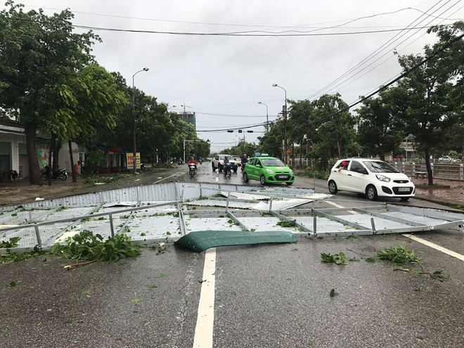 Chùm ảnh: Đường phố TP Vinh - Nghệ An tan hoang sau bão số 2 - Ảnh 11.