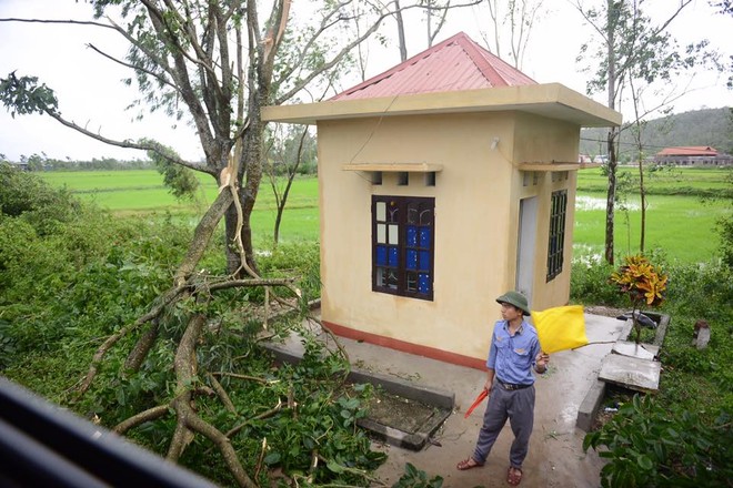 Nhiều chuyến tàu bị ảnh hưởng, phải dừng chuyến khi cơn bão số 2 đi qua - Ảnh 2.