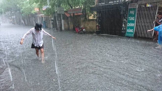 Ảnh hưởng của bão số 2: Hà Nội mưa lớn kéo dài, nhiều tuyến phố chìm trong biển nước - Ảnh 8.