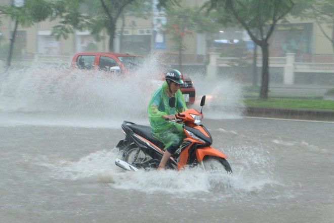 Ảnh hưởng của bão số 2: Hà Nội mưa lớn kéo dài, nhiều tuyến phố chìm trong biển nước - Ảnh 5.