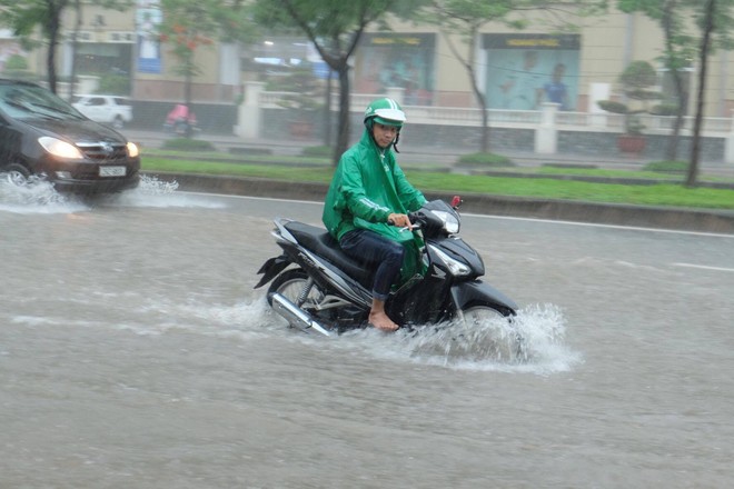 Ảnh hưởng của bão số 2: Hà Nội mưa lớn kéo dài, nhiều tuyến phố chìm trong biển nước - Ảnh 9.