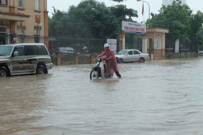 Ảnh hưởng của bão số 2: Hà Nội mưa lớn kéo dài, nhiều tuyến phố chìm trong biển nước - Ảnh 10.