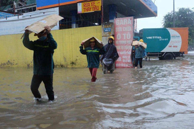 Chùm ảnh: Người Hà Nội mặc áo mưa ăn trưa giữa đường phố ngập lênh láng - Ảnh 4.