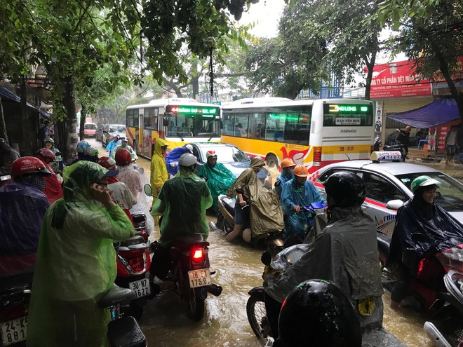 Ảnh hưởng của bão số 2: Hà Nội mưa lớn kéo dài, nhiều tuyến phố chìm trong biển nước - Ảnh 20.