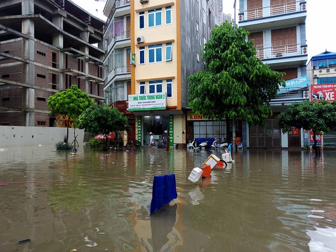 Ảnh hưởng của bão số 2: Hà Nội mưa lớn kéo dài, nhiều tuyến phố chìm trong biển nước - Ảnh 21.
