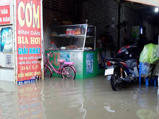 Ảnh hưởng của bão số 2: Hà Nội mưa lớn kéo dài, nhiều tuyến phố chìm trong biển nước - Ảnh 22.