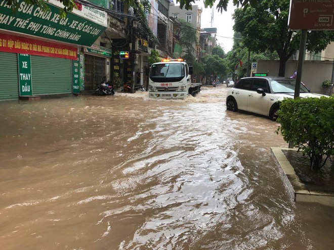 Ảnh hưởng của bão số 2: Hà Nội mưa lớn kéo dài, nhiều tuyến phố chìm trong biển nước - Ảnh 24.