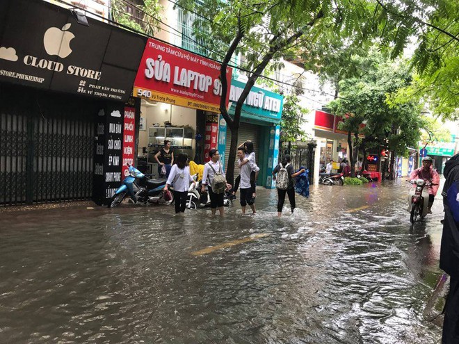 Ảnh hưởng của bão số 2: Hà Nội mưa lớn kéo dài, nhiều tuyến phố chìm trong biển nước - Ảnh 26.