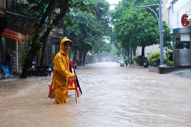 Ảnh hưởng của bão số 2: Hà Nội mưa lớn kéo dài, nhiều tuyến phố chìm trong biển nước - Ảnh 23.