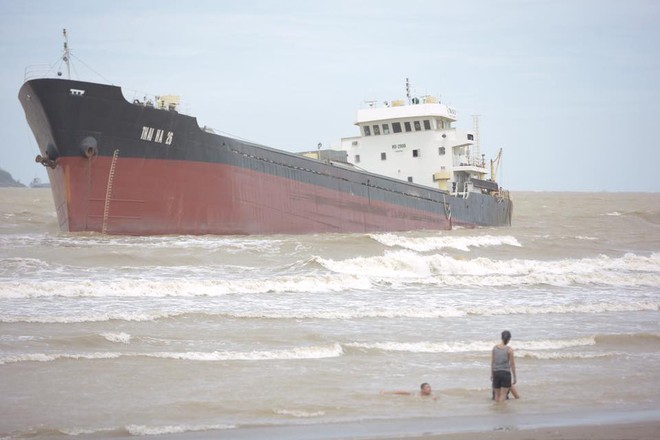 Chùm ảnh: Bất chấp sóng to gió lớn sau bão số 2, nhiều gia đình vẫn đưa trẻ em ra tắm biển Cửa Lò - Ảnh 9.